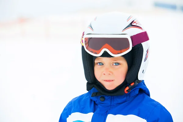 Una foto de un esquiador junior — Foto de Stock