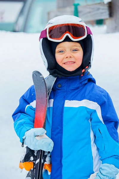 Una foto di uno sciatore Junior — Foto Stock