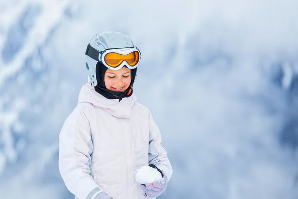 Junges Mädchen trägt Ski — Stockfoto