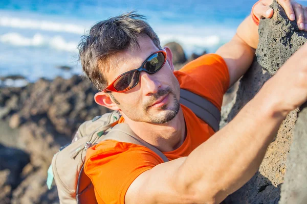 Fiatal férfi szemüveg a hátizsák, hegymászó — Stock Fotó