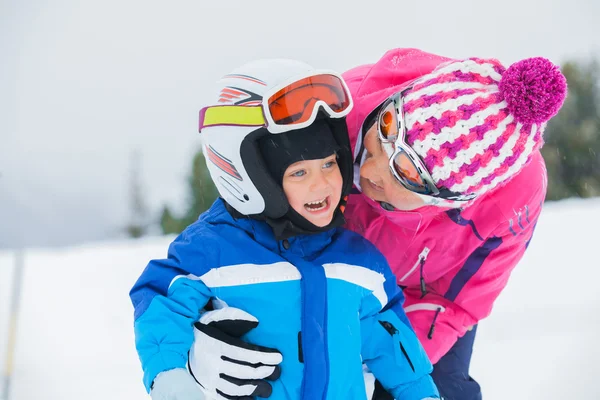 Esquiadores felizes — Fotografia de Stock