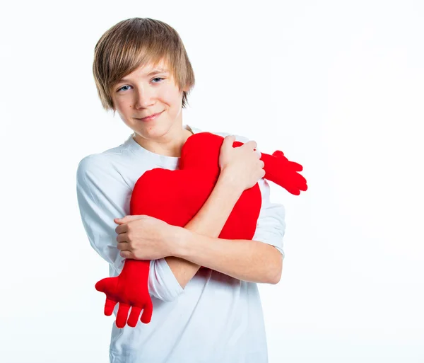 Мальчик с красным сердцем — стоковое фото