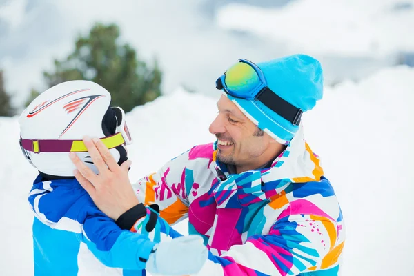 Esquiadores felizes — Fotografia de Stock