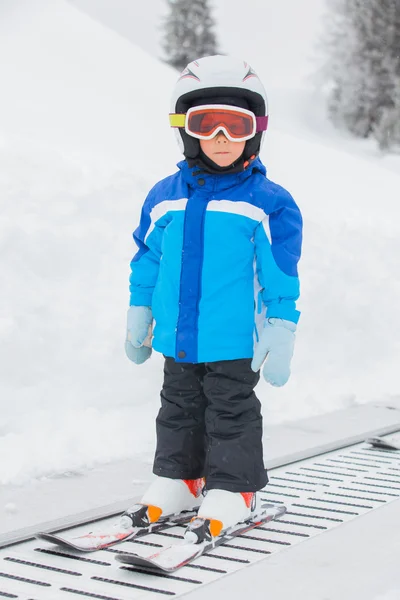 Junior skidåkare i skidskola. — Stockfoto
