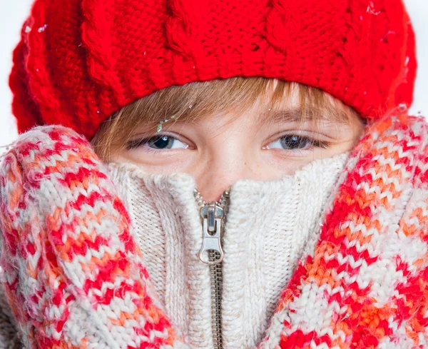 Retrato de jovem menino bonito em estilo de inverno — Fotografia de Stock