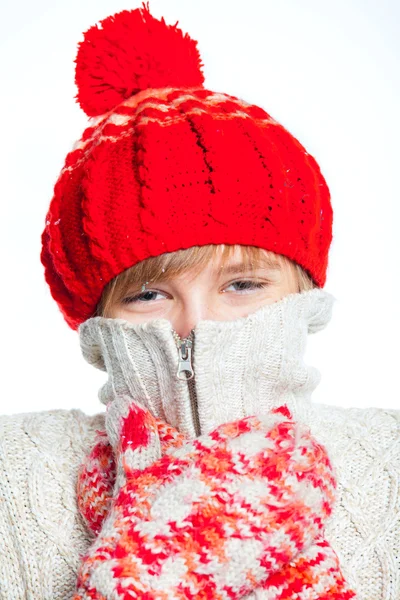 冬のスタイルの若い冷凍ティーネー ジャー — ストック写真