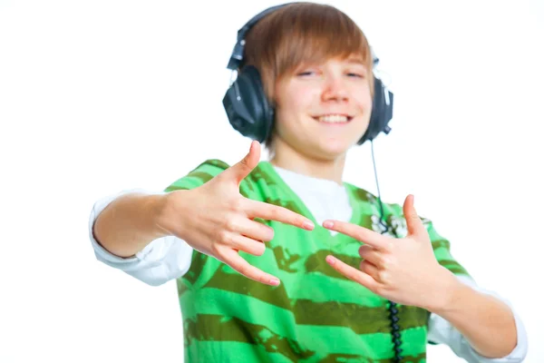 Porträt eines männlichen Teenagers, der Musik hört — Stockfoto