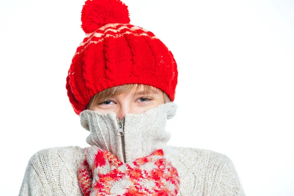 Joven congelado adolescente en invierno estilo —  Fotos de Stock