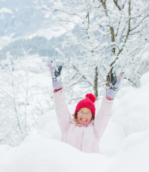 Chica feliz divirtiéndose en el día de invierno nevando . —  Fotos de Stock
