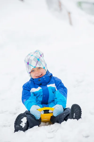 Il ragazzo va a fare un giro su un pendio di neve . — Foto Stock