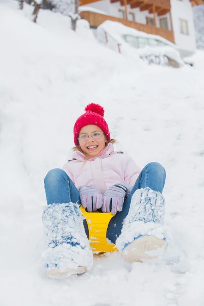 Het meisje gaat voor een station op een helling van de sneeuw. — Stockfoto