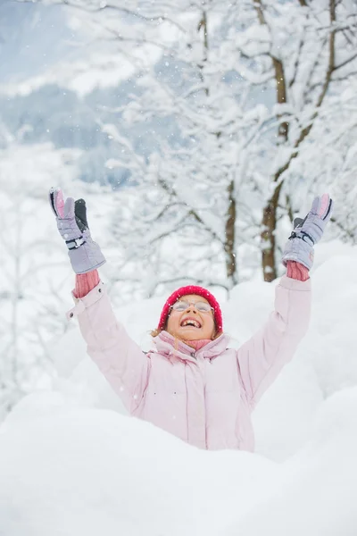 Ragazza felice divertirsi sulla neve giorno d'inverno . — Foto Stock