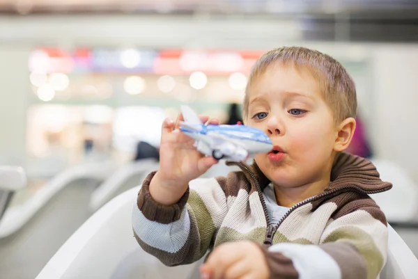 Pequeño niño juguete avión — Foto de Stock