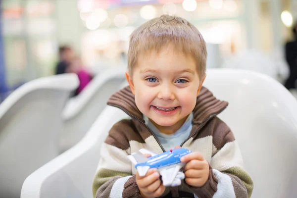 Маленький хлопчик іграшковий літак — стокове фото