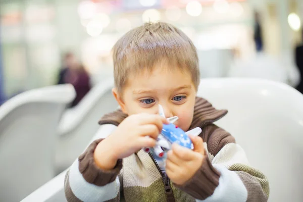작은 소년 장난감 비행기 — 스톡 사진