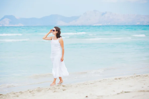Fiatal nő séta kék tenger közelében. — Stock Fotó
