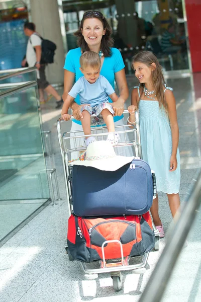 Mãe e criança no aeroporto — Fotografia de Stock