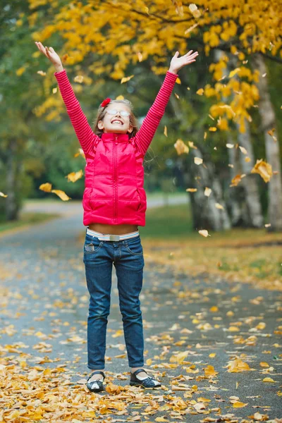 Aranyos lány az őszi park séta — Stock Fotó