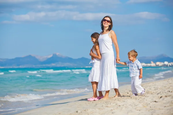 年轻的母亲和她的两个孩子在海滩度假 — 图库照片