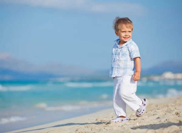 Weinig schattige jongen op het strand — Stockfoto