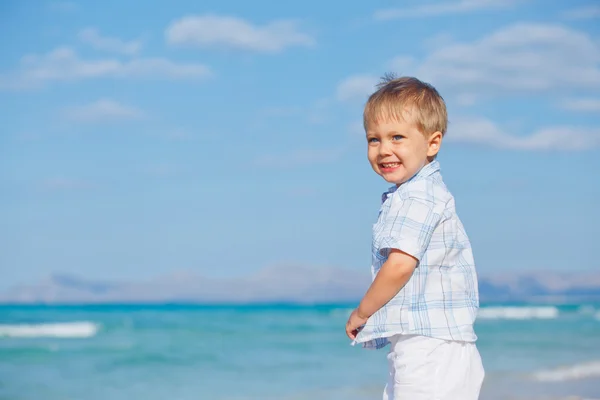Kleiner süßer Junge am Strand — Stockfoto