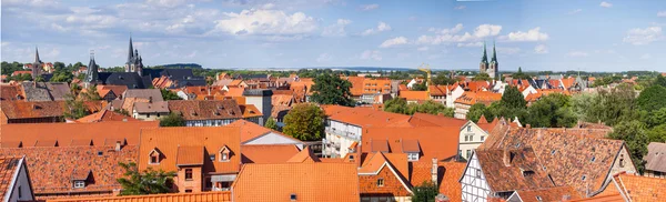 Vista de los tejados de azulejos de las casas medievales . — Foto de Stock