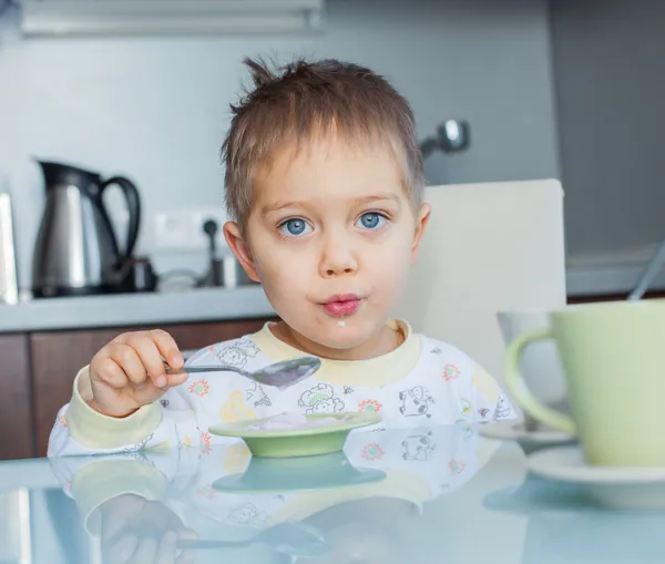 Niño feliz comiendo el desayuno — Foto de Stock