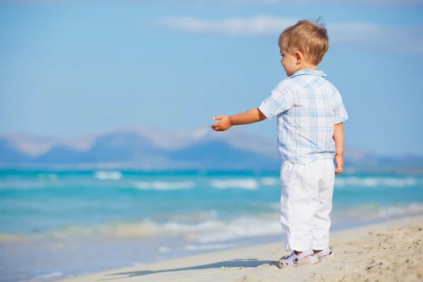 Little cute boy on the beach — Stock Photo, Image
