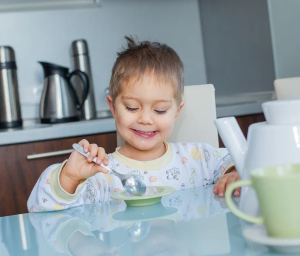Щасливий хлопчик їсть сніданок — стокове фото