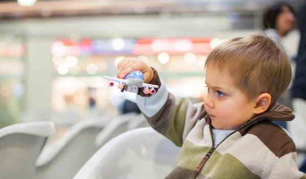 Маленький хлопчик іграшковий літак — стокове фото