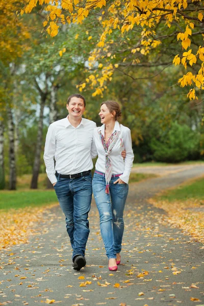 Romantiska unga vackra par på hösten promenad — Stockfoto