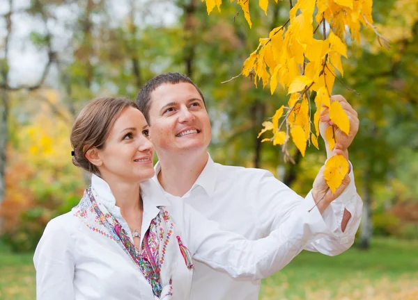 Romantikus fiatal gyönyörű pár őszi séta — Stock Fotó