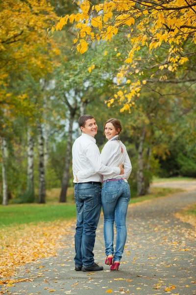 Romantische jonge mooie paar op herfst lopen — Stockfoto