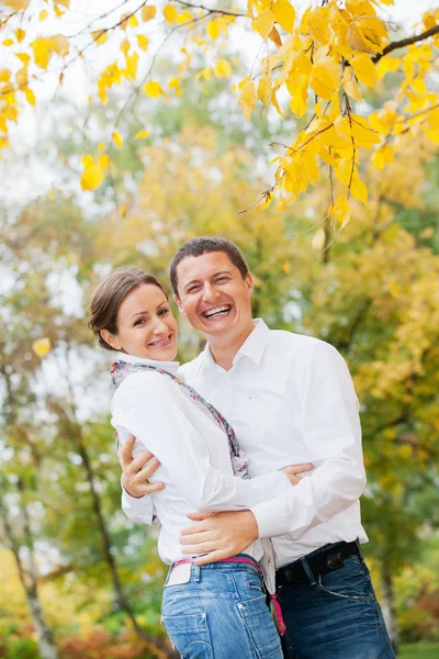 Romantico giovane bella coppia in autunno a piedi — Foto Stock