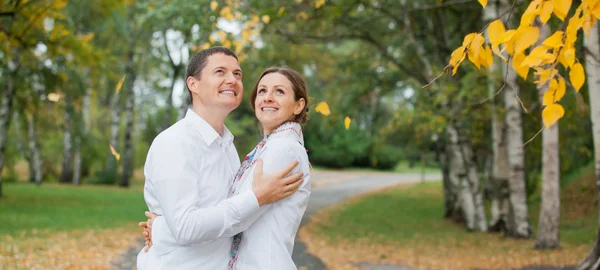 Romantisches junges schönes Paar beim Herbstspaziergang — Stockfoto