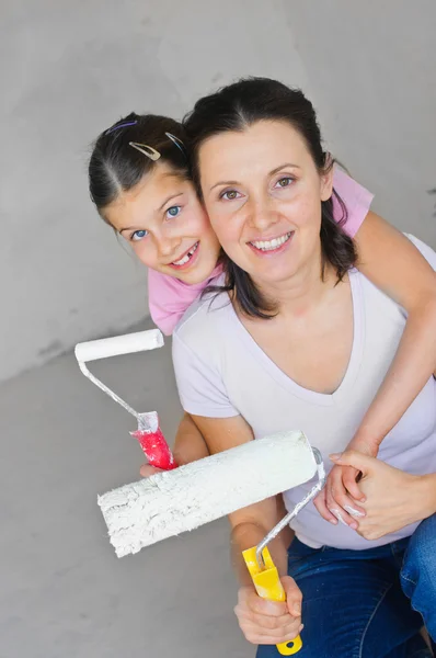 Szczęśliwą matką i douther malowanie ścian — Zdjęcie stockowe