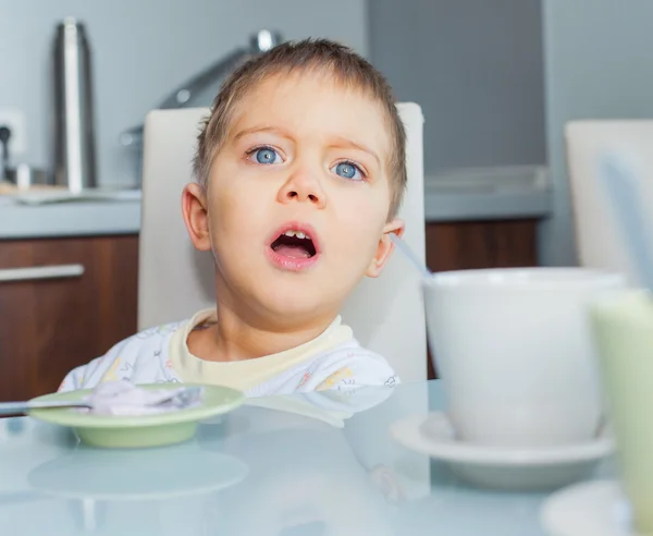 Glücklicher Junge frühstückt — Stockfoto