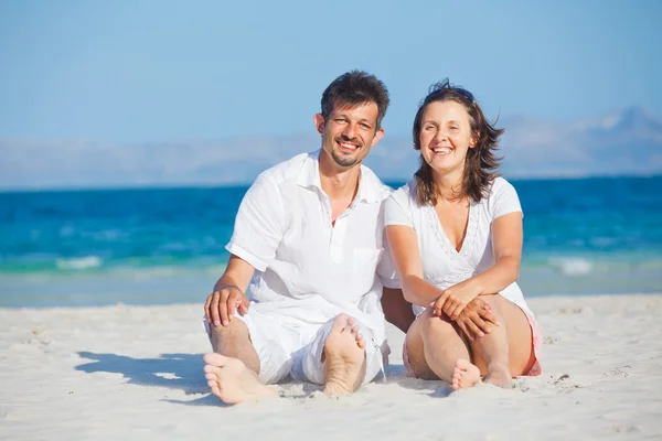 Feliz jovem casal na praia — Fotografia de Stock