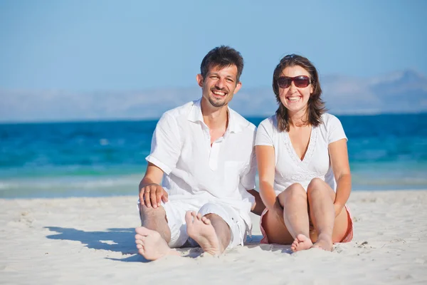 Lyckliga unga par på stranden — Stockfoto