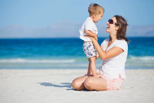 Young mother and her son playing at beach — Stock Photo, Image