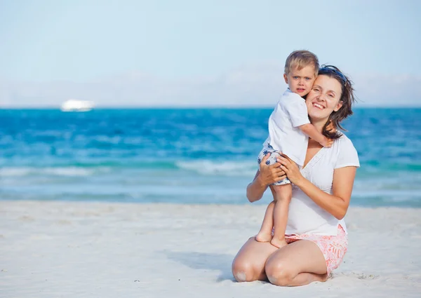 Genç anne ve oğlu kumsalda oynarken — Stok fotoğraf
