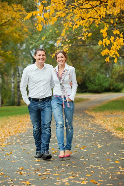 Romântico jovem casal bonito na caminhada de outono — Fotografia de Stock