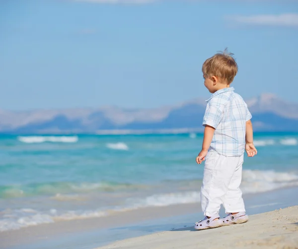 Aranyos kisfiú a strandon — Stock Fotó