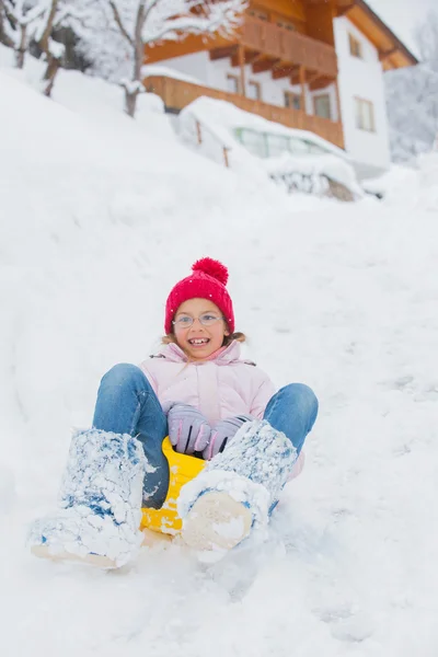 Το κορίτσι πηγαίνει για μια μονάδα δίσκου σε μια πλαγιά του χιονιού. — Φωτογραφία Αρχείου