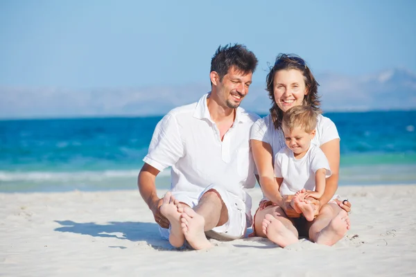 坐在热带海滩上的家庭 — 图库照片