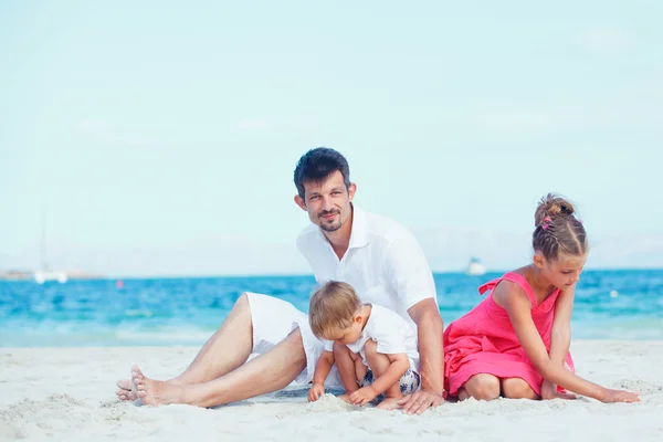 Cute father and her child playing at beach — Stock Photo, Image