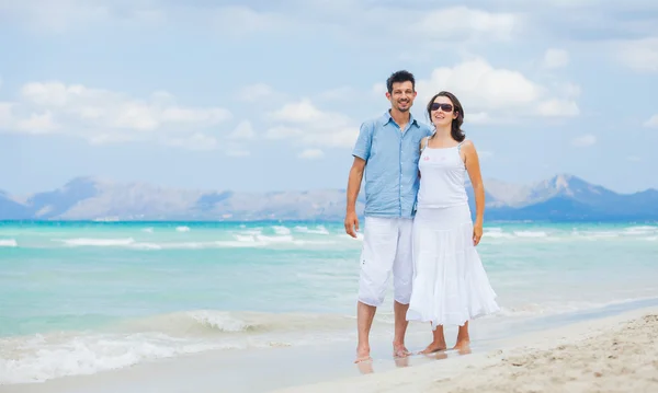 沙滩上散步的快乐年轻夫妇 — 图库照片