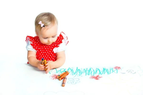 Klein meisje tekenen met kleurpotloden — Stockfoto