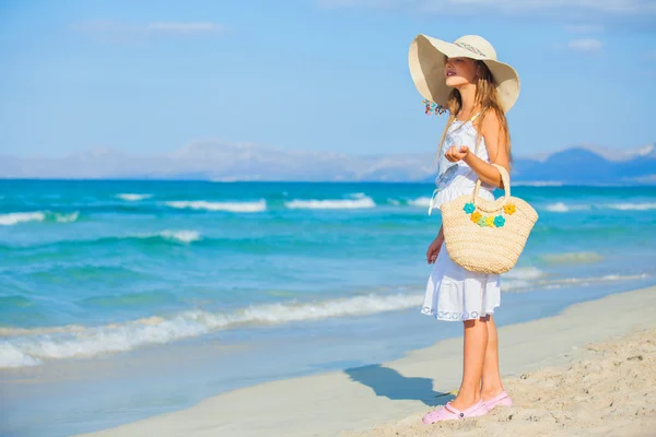 Entzückendes Mädchen mit elegantem Hut am Strand — Stockfoto
