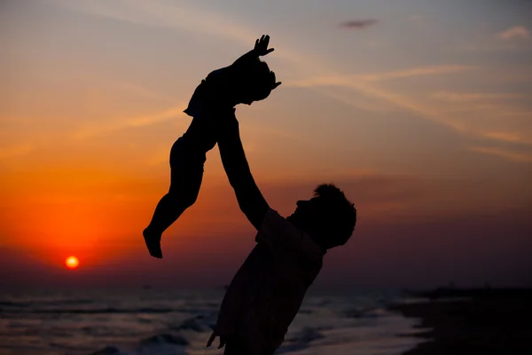 Padre e piccolo figlio silhouette — Foto Stock